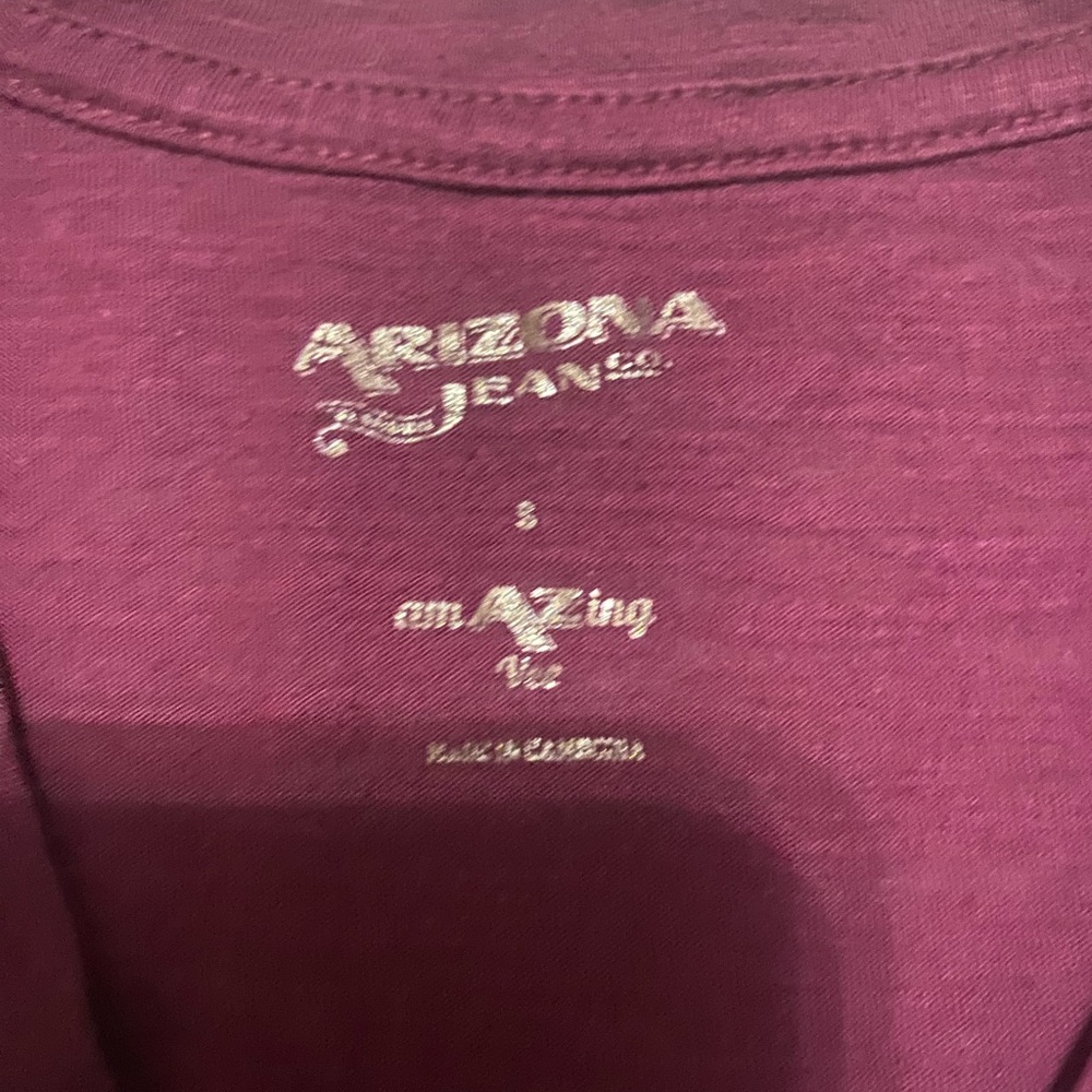 Arizona V-neck tee size small